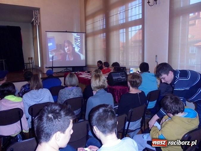 Zdjęcie w galerii na portalu naszraciborz.pl: W Gimnazjum na Opawskiej mocno eksperymentują  wiadomości z regionu