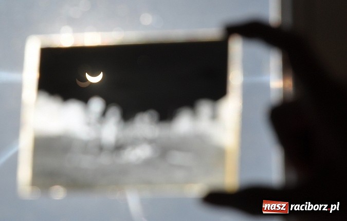 Zdjęcie w galerii na portalu naszraciborz.pl: Zaćmienie Słońca nad Raciborzem. 20 marca 2015 roku, godz. 10.50 wiadomości z regionu