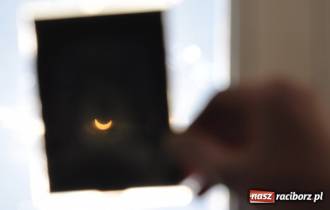 Zdjęcie w galerii na portalu naszraciborz.pl: Zaćmienie Słońca nad Raciborzem. 20 marca 2015 roku, godz. 10.50 wiadomości z regionu