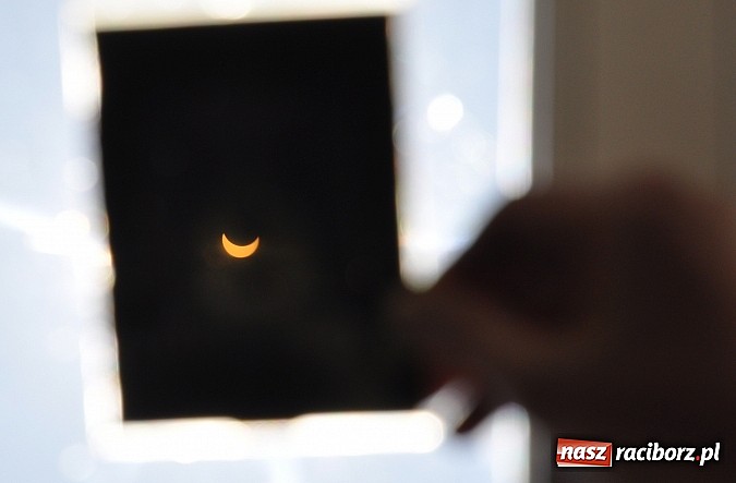 Zdjęcie w galerii na portalu naszraciborz.pl: Zaćmienie Słońca nad Raciborzem. 20 marca 2015 roku, godz. 10.50 wiadomości z regionu