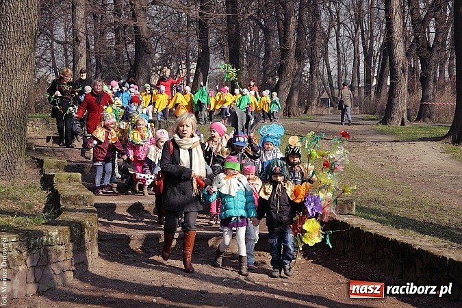 Zdjęcie w galerii na portalu naszraciborz.pl: Przedszkolaki w parku Roth pożegnały zimę i uroczyście powitały wiosnę wiadomości z regionu