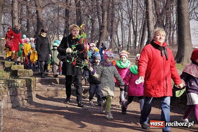 Zdjęcie w galerii na portalu naszraciborz.pl: Przedszkolaki w parku Roth pożegnały zimę i uroczyście powitały wiosnę wiadomości z regionu