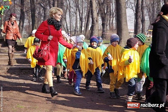 Zdjęcie w galerii na portalu naszraciborz.pl: Przedszkolaki w parku Roth pożegnały zimę i uroczyście powitały wiosnę wiadomości z regionu