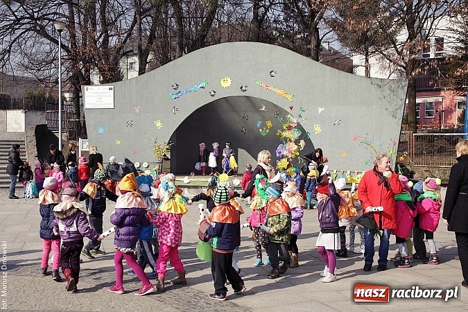 Zdjęcie w galerii na portalu naszraciborz.pl: Przedszkolaki w parku Roth pożegnały zimę i uroczyście powitały wiosnę wiadomości z regionu