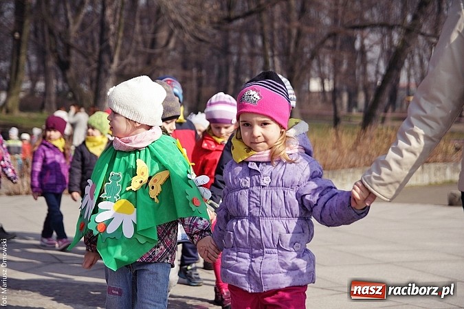 Zdjęcie w galerii na portalu naszraciborz.pl: Przedszkolaki w parku Roth pożegnały zimę i uroczyście powitały wiosnę wiadomości z regionu