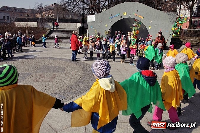 Zdjęcie w galerii na portalu naszraciborz.pl: Przedszkolaki w parku Roth pożegnały zimę i uroczyście powitały wiosnę wiadomości z regionu