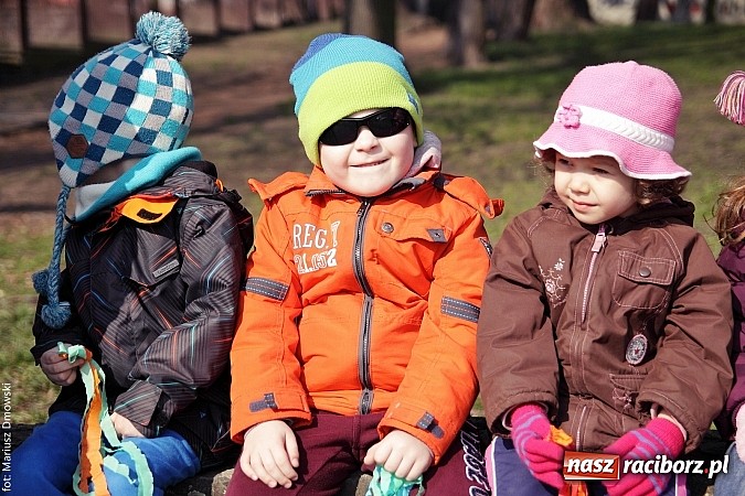 Zdjęcie w galerii na portalu naszraciborz.pl: Przedszkolaki w parku Roth pożegnały zimę i uroczyście powitały wiosnę wiadomości z regionu