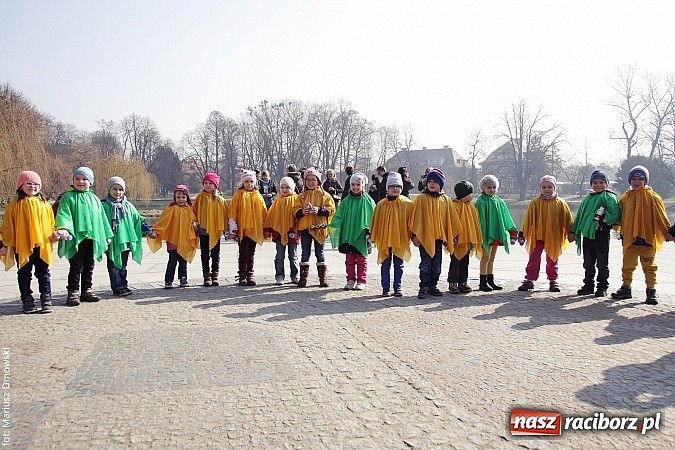 Zdjęcie w galerii na portalu naszraciborz.pl: Przedszkolaki w parku Roth pożegnały zimę i uroczyście powitały wiosnę wiadomości z regionu