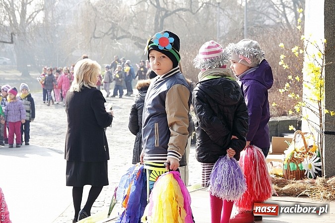 Zdjęcie w galerii na portalu naszraciborz.pl: Przedszkolaki w parku Roth pożegnały zimę i uroczyście powitały wiosnę wiadomości z regionu