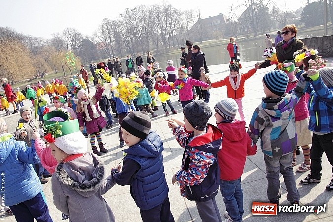 Zdjęcie w galerii na portalu naszraciborz.pl: Przedszkolaki w parku Roth pożegnały zimę i uroczyście powitały wiosnę wiadomości z regionu
