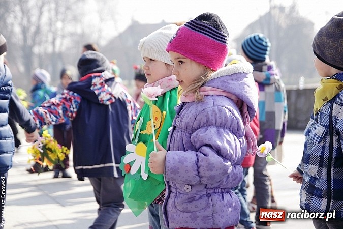 Zdjęcie w galerii na portalu naszraciborz.pl: Przedszkolaki w parku Roth pożegnały zimę i uroczyście powitały wiosnę wiadomości z regionu