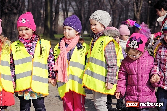 Zdjęcie w galerii na portalu naszraciborz.pl: Przedszkolaki w parku Roth pożegnały zimę i uroczyście powitały wiosnę wiadomości z regionu