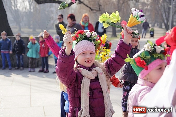 Zdjęcie w galerii na portalu naszraciborz.pl: Przedszkolaki w parku Roth pożegnały zimę i uroczyście powitały wiosnę wiadomości z regionu