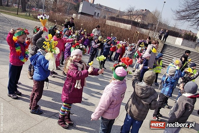 Zdjęcie w galerii na portalu naszraciborz.pl: Przedszkolaki w parku Roth pożegnały zimę i uroczyście powitały wiosnę wiadomości z regionu