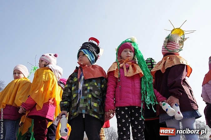 Zdjęcie w galerii na portalu naszraciborz.pl: Przedszkolaki w parku Roth pożegnały zimę i uroczyście powitały wiosnę wiadomości z regionu