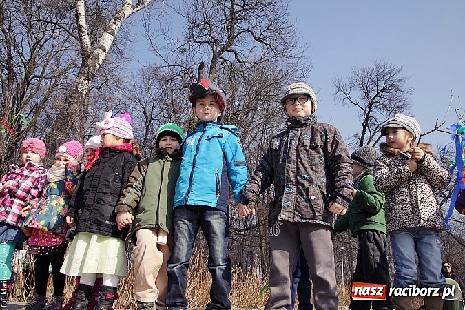 Zdjęcie w galerii na portalu naszraciborz.pl: Przedszkolaki w parku Roth pożegnały zimę i uroczyście powitały wiosnę wiadomości z regionu