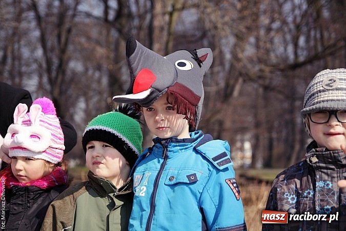 Zdjęcie w galerii na portalu naszraciborz.pl: Przedszkolaki w parku Roth pożegnały zimę i uroczyście powitały wiosnę wiadomości z regionu