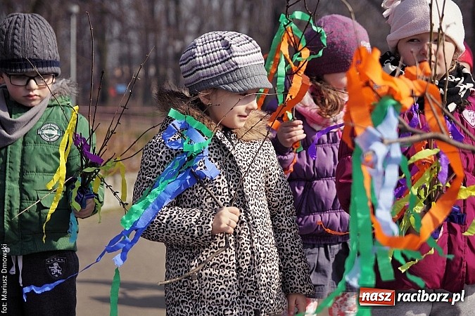 Zdjęcie w galerii na portalu naszraciborz.pl: Przedszkolaki w parku Roth pożegnały zimę i uroczyście powitały wiosnę wiadomości z regionu