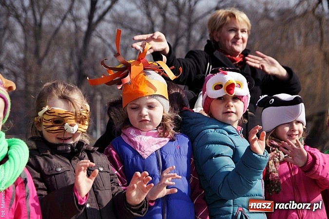 Zdjęcie w galerii na portalu naszraciborz.pl: Przedszkolaki w parku Roth pożegnały zimę i uroczyście powitały wiosnę wiadomości z regionu