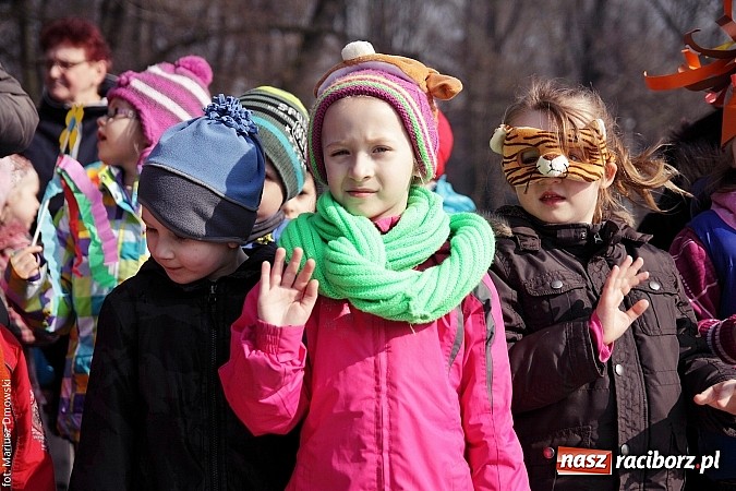 Zdjęcie w galerii na portalu naszraciborz.pl: Przedszkolaki w parku Roth pożegnały zimę i uroczyście powitały wiosnę wiadomości z regionu