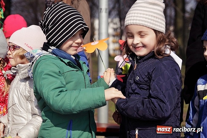 Zdjęcie w galerii na portalu naszraciborz.pl: Przedszkolaki w parku Roth pożegnały zimę i uroczyście powitały wiosnę wiadomości z regionu
