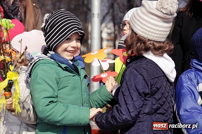 Zdjęcie w galerii na portalu naszraciborz.pl: Przedszkolaki w parku Roth pożegnały zimę i uroczyście powitały wiosnę wiadomości z regionu