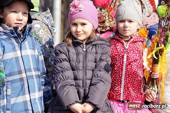 Zdjęcie w galerii na portalu naszraciborz.pl: Przedszkolaki w parku Roth pożegnały zimę i uroczyście powitały wiosnę wiadomości z regionu