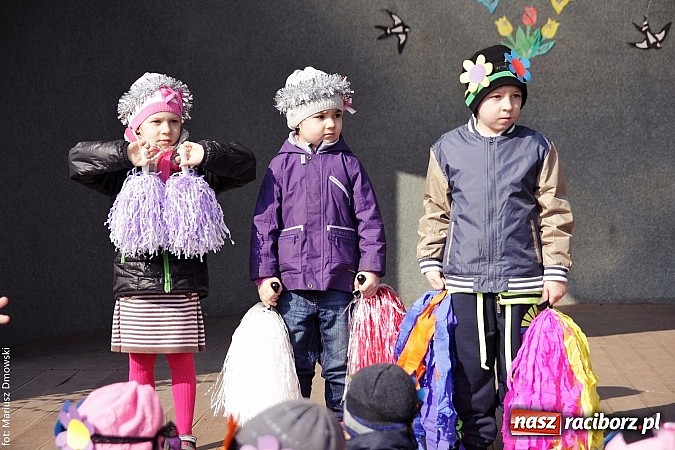 Zdjęcie w galerii na portalu naszraciborz.pl: Przedszkolaki w parku Roth pożegnały zimę i uroczyście powitały wiosnę wiadomości z regionu