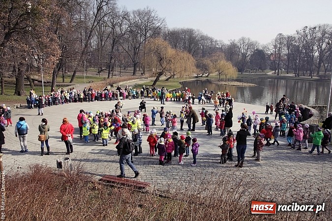 Zdjęcie w galerii na portalu naszraciborz.pl: Przedszkolaki w parku Roth pożegnały zimę i uroczyście powitały wiosnę wiadomości z regionu