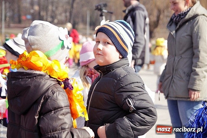 Zdjęcie w galerii na portalu naszraciborz.pl: Przedszkolaki w parku Roth pożegnały zimę i uroczyście powitały wiosnę wiadomości z regionu