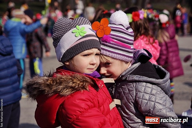 Zdjęcie w galerii na portalu naszraciborz.pl: Przedszkolaki w parku Roth pożegnały zimę i uroczyście powitały wiosnę wiadomości z regionu
