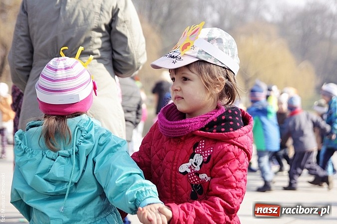 Zdjęcie w galerii na portalu naszraciborz.pl: Przedszkolaki w parku Roth pożegnały zimę i uroczyście powitały wiosnę wiadomości z regionu