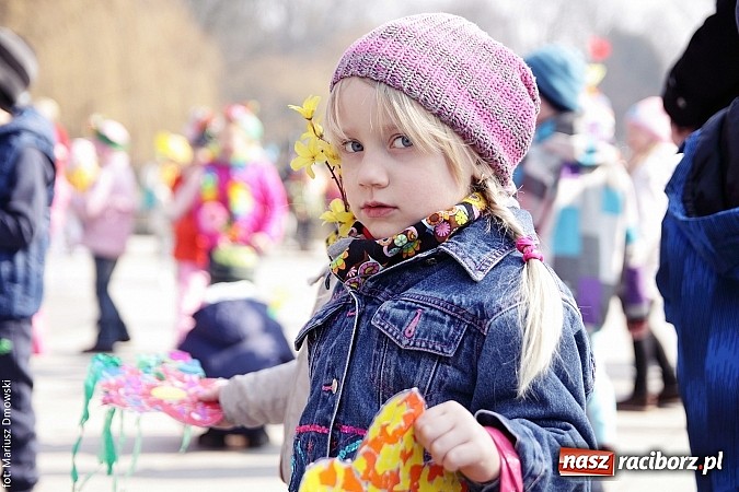 Zdjęcie w galerii na portalu naszraciborz.pl: Przedszkolaki w parku Roth pożegnały zimę i uroczyście powitały wiosnę wiadomości z regionu