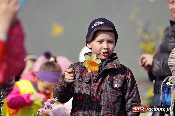 Zdjęcie w galerii na portalu naszraciborz.pl: Przedszkolaki w parku Roth pożegnały zimę i uroczyście powitały wiosnę wiadomości z regionu