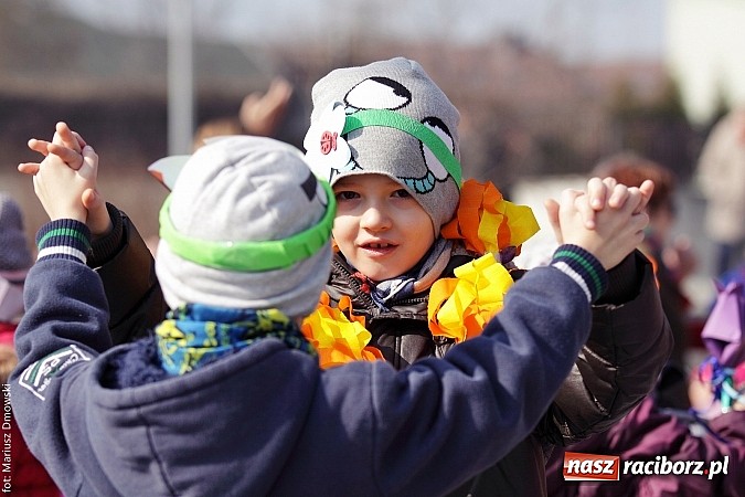 Zdjęcie w galerii na portalu naszraciborz.pl: Przedszkolaki w parku Roth pożegnały zimę i uroczyście powitały wiosnę wiadomości z regionu