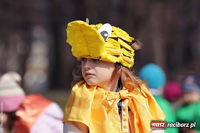 Zdjęcie w galerii na portalu naszraciborz.pl: Przedszkolaki w parku Roth pożegnały zimę i uroczyście powitały wiosnę wiadomości z regionu