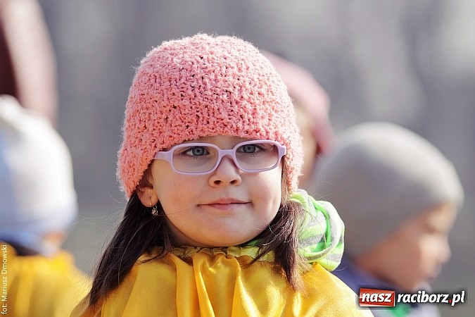 Zdjęcie w galerii na portalu naszraciborz.pl: Przedszkolaki w parku Roth pożegnały zimę i uroczyście powitały wiosnę wiadomości z regionu