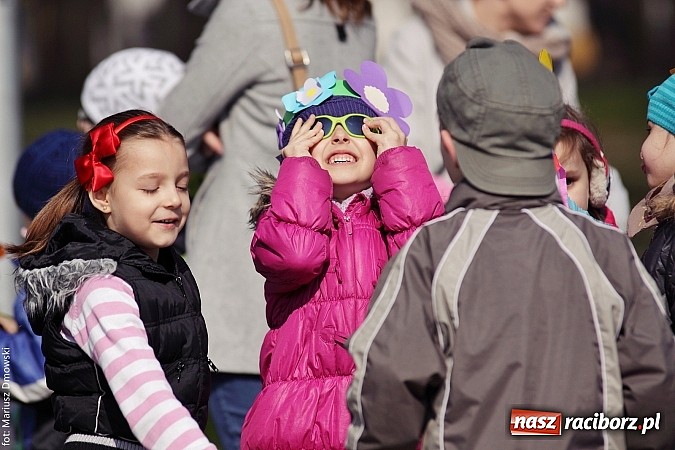 Zdjęcie w galerii na portalu naszraciborz.pl: Przedszkolaki w parku Roth pożegnały zimę i uroczyście powitały wiosnę wiadomości z regionu
