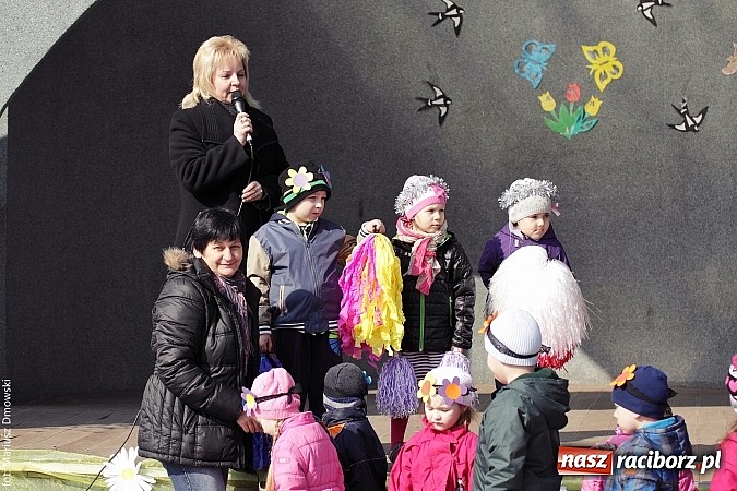 Zdjęcie w galerii na portalu naszraciborz.pl: Przedszkolaki w parku Roth pożegnały zimę i uroczyście powitały wiosnę wiadomości z regionu