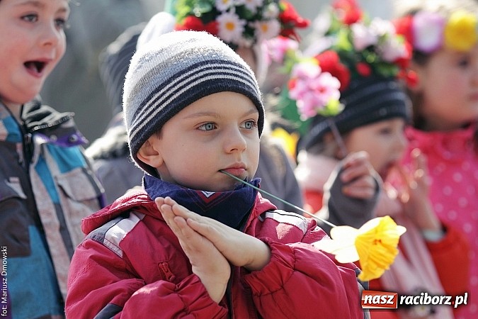 Zdjęcie w galerii na portalu naszraciborz.pl: Przedszkolaki w parku Roth pożegnały zimę i uroczyście powitały wiosnę wiadomości z regionu