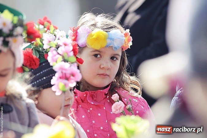 Zdjęcie w galerii na portalu naszraciborz.pl: Przedszkolaki w parku Roth pożegnały zimę i uroczyście powitały wiosnę wiadomości z regionu