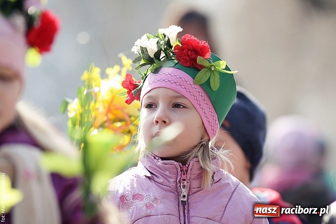 Zdjęcie w galerii na portalu naszraciborz.pl: Przedszkolaki w parku Roth pożegnały zimę i uroczyście powitały wiosnę wiadomości z regionu