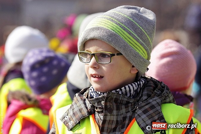 Zdjęcie w galerii na portalu naszraciborz.pl: Przedszkolaki w parku Roth pożegnały zimę i uroczyście powitały wiosnę wiadomości z regionu