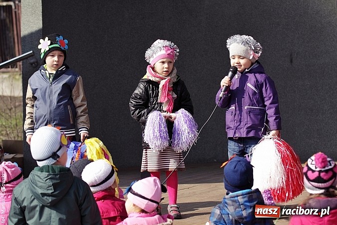 Zdjęcie w galerii na portalu naszraciborz.pl: Przedszkolaki w parku Roth pożegnały zimę i uroczyście powitały wiosnę wiadomości z regionu