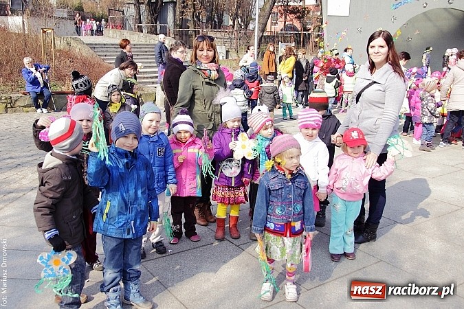 Zdjęcie w galerii na portalu naszraciborz.pl: Przedszkolaki w parku Roth pożegnały zimę i uroczyście powitały wiosnę wiadomości z regionu