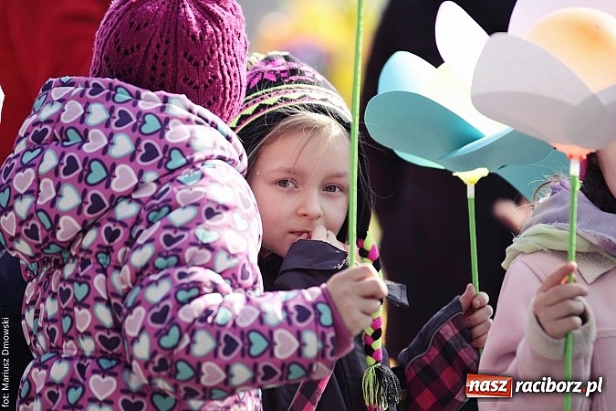 Zdjęcie w galerii na portalu naszraciborz.pl: Przedszkolaki w parku Roth pożegnały zimę i uroczyście powitały wiosnę wiadomości z regionu
