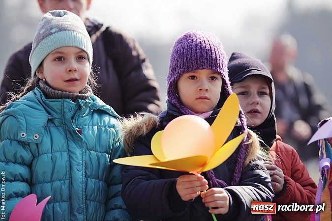 Zdjęcie w galerii na portalu naszraciborz.pl: Przedszkolaki w parku Roth pożegnały zimę i uroczyście powitały wiosnę wiadomości z regionu