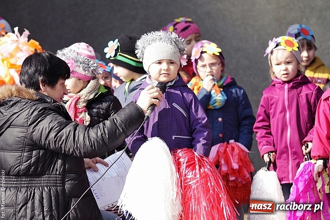 Zdjęcie w galerii na portalu naszraciborz.pl: Przedszkolaki w parku Roth pożegnały zimę i uroczyście powitały wiosnę wiadomości z regionu