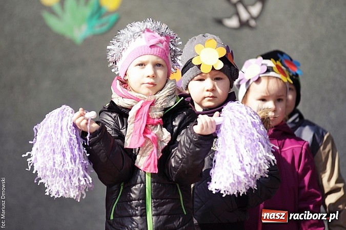 Zdjęcie w galerii na portalu naszraciborz.pl: Przedszkolaki w parku Roth pożegnały zimę i uroczyście powitały wiosnę wiadomości z regionu