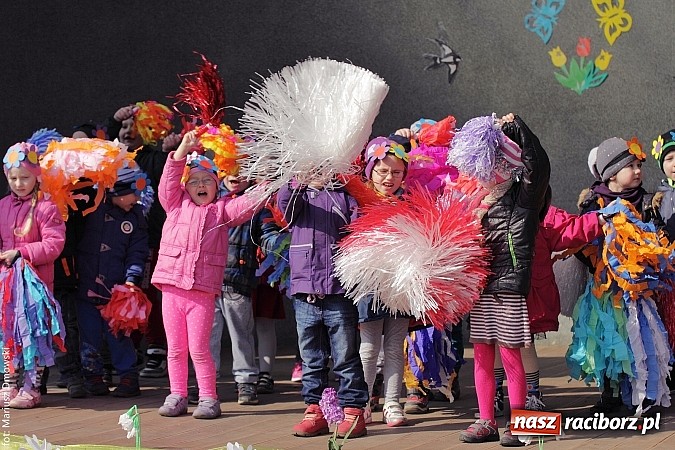 Zdjęcie w galerii na portalu naszraciborz.pl: Przedszkolaki w parku Roth pożegnały zimę i uroczyście powitały wiosnę wiadomości z regionu